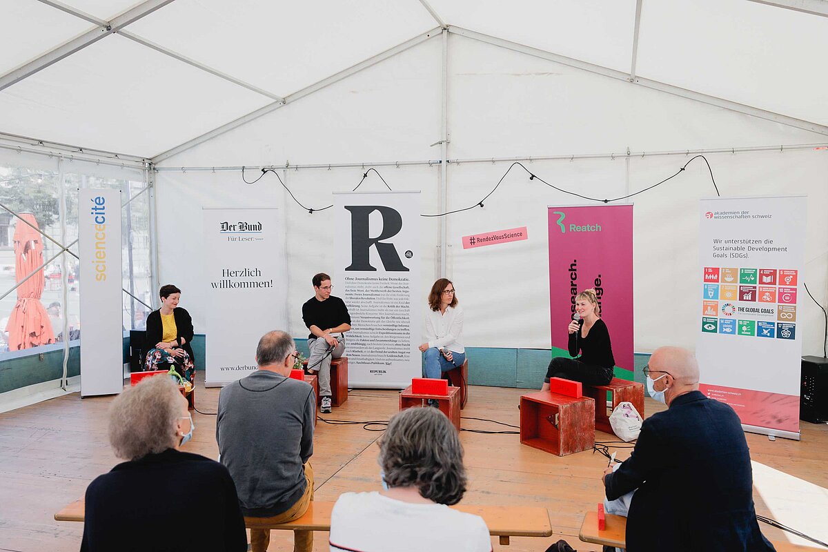 Podiumsdiskussion im Zelt